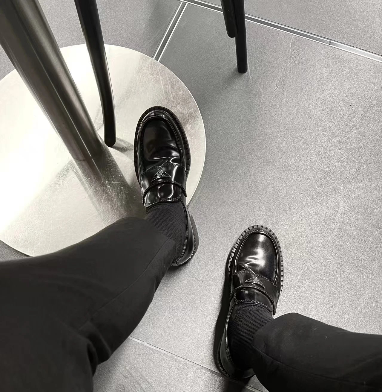 프라다 삼각로고 블랙 로퍼