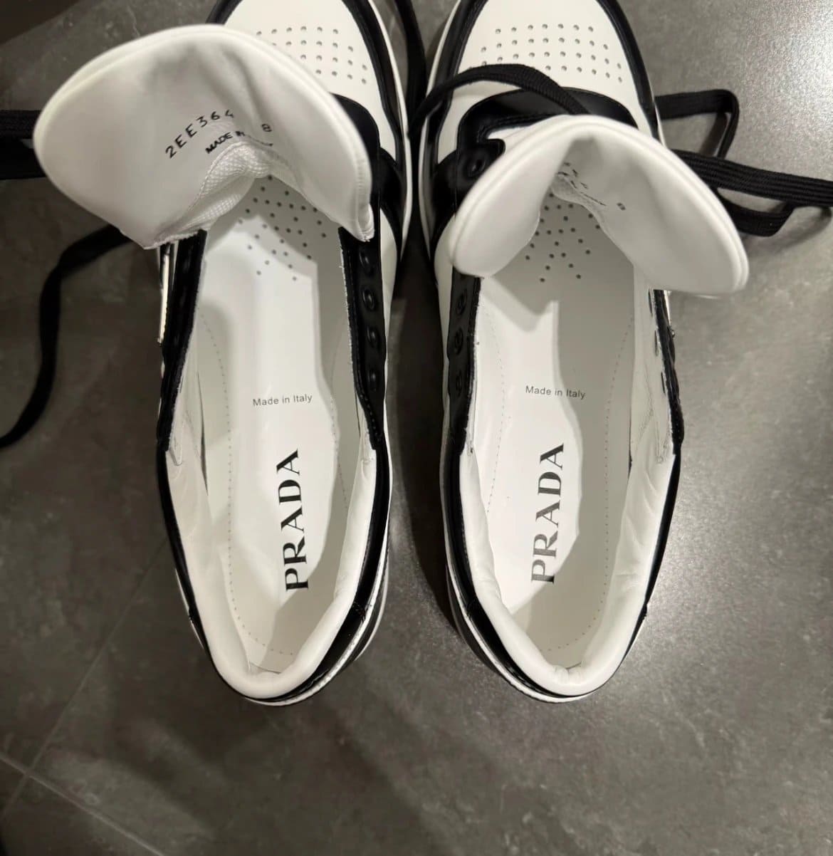 프라다 다운타운 레더 스니커즈 화이트 블랙