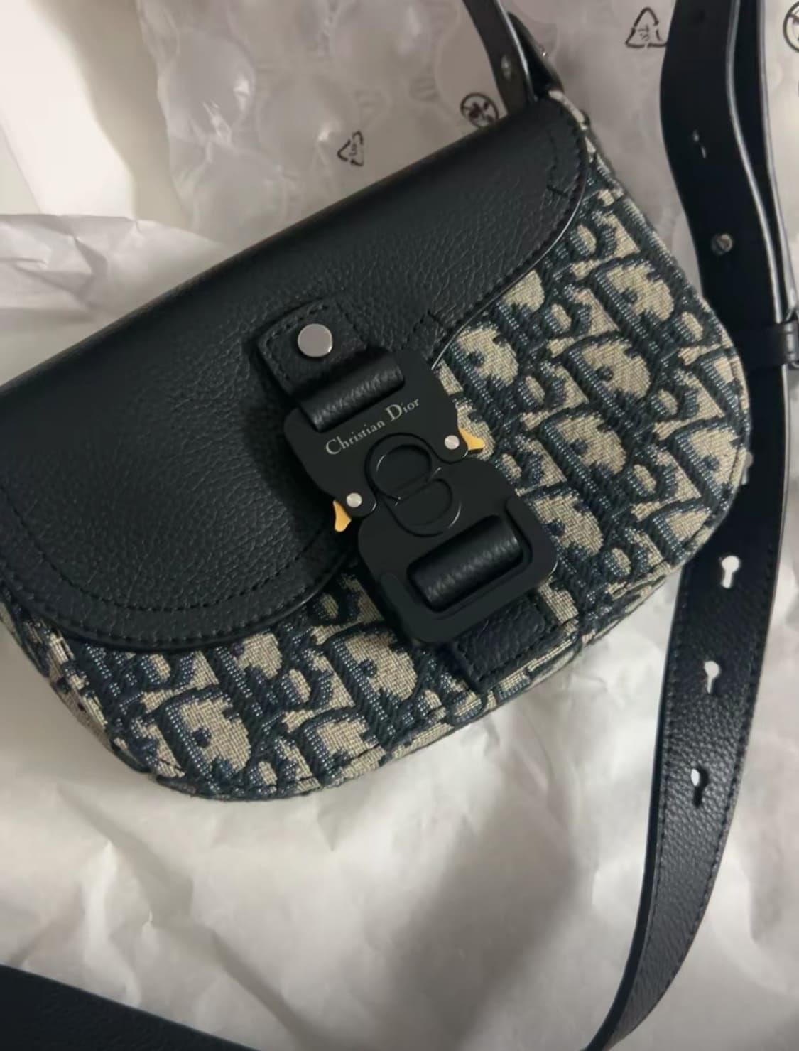 디올 Saddle 미니 플랩 메신저백